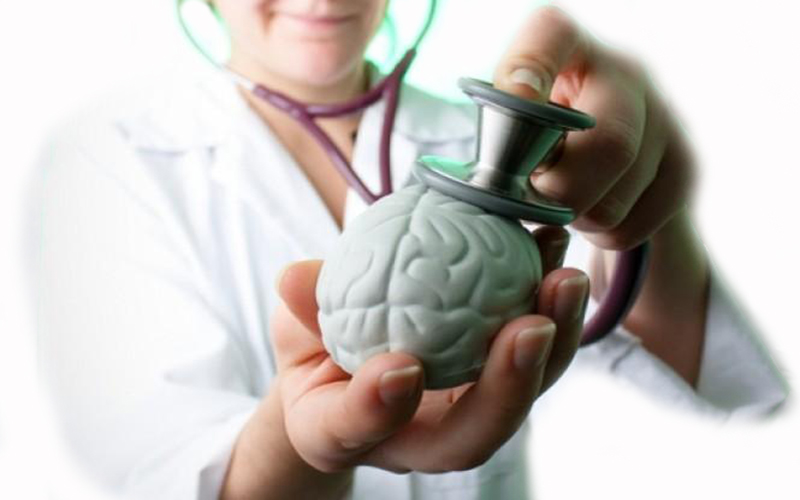 Medica com cérebro e estetoscópio mão